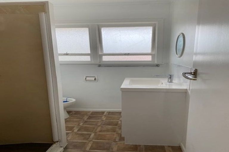 Photo of property in 1/2 Archibald Road, Kelston, Auckland, 0602