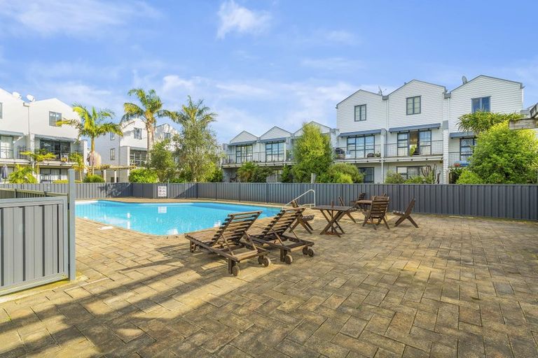 Photo of property in 24/8 Carolina Place, Albany, Auckland, 0632