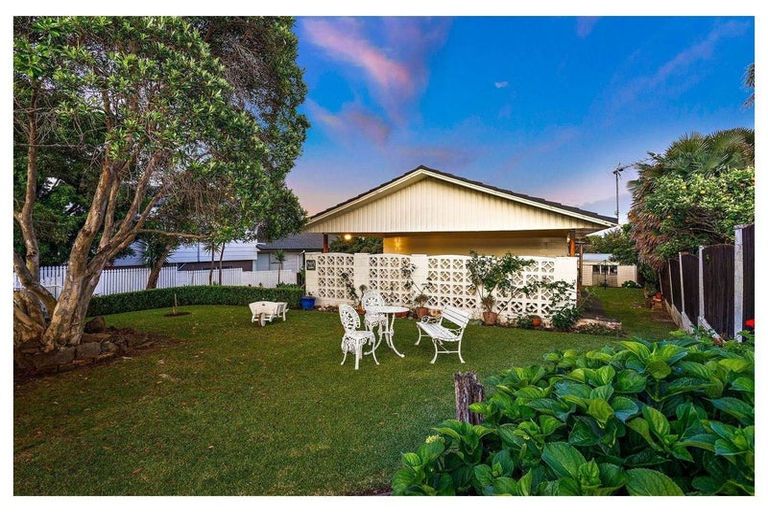 Photo of property in 2 Allington Road, Massey, Auckland, 0614