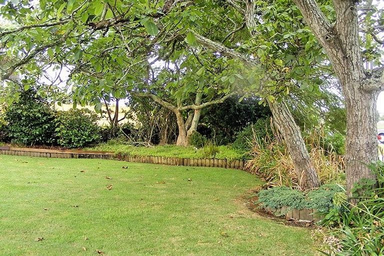 Photo of property in 12 Kiwi Esplanade, Mangere Bridge, Auckland, 2022