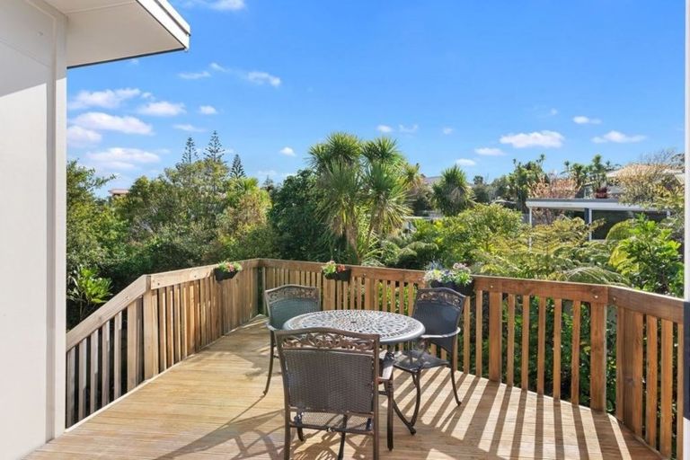 Photo of property in 9 Tobago Place, Sunnynook, Auckland, 0620