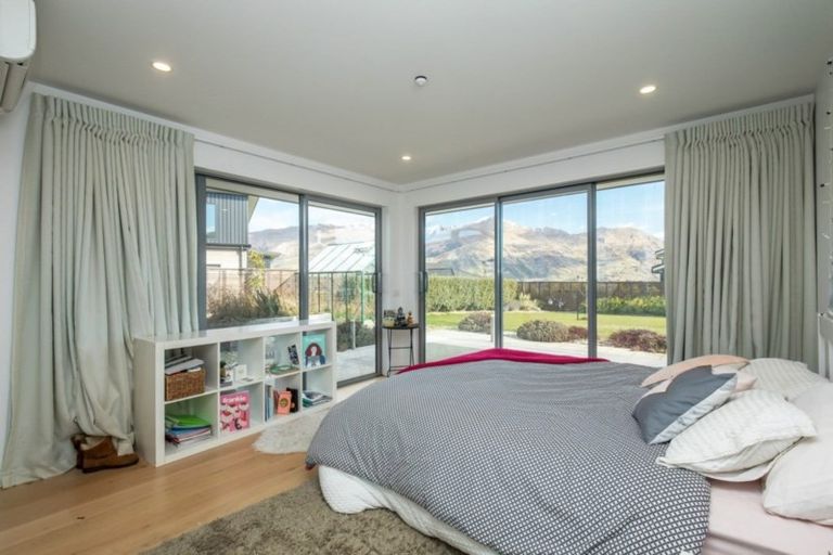 Photo of property in 7 Urquhart Place, Wanaka, 9305