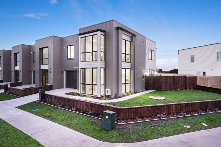 Photo of property in 11 Karokaro Road, Takanini, 2112