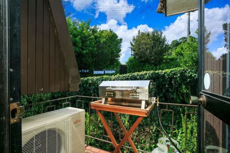 Photo of property in 8/27 Rangatira Road, Birkdale, Auckland, 0626