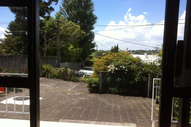 Photo of property in 1/181 Chivalry Road, Glenfield, Auckland, 0629