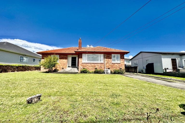Photo of property in 15 Seddon Avenue, Papatoetoe, Auckland, 2104