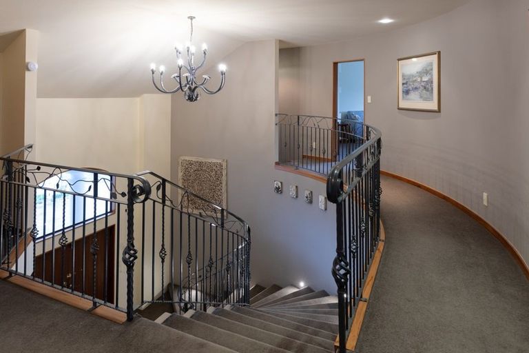 Photo of property in 33 Ruapehu Drive, Fitzherbert, Palmerston North, 4410