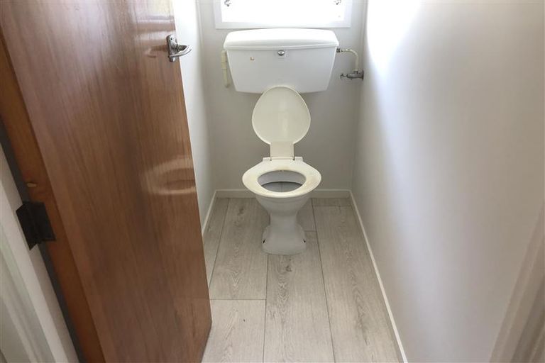 Photo of property in 3/2 Longbill Place, Glendene, Auckland, 0602