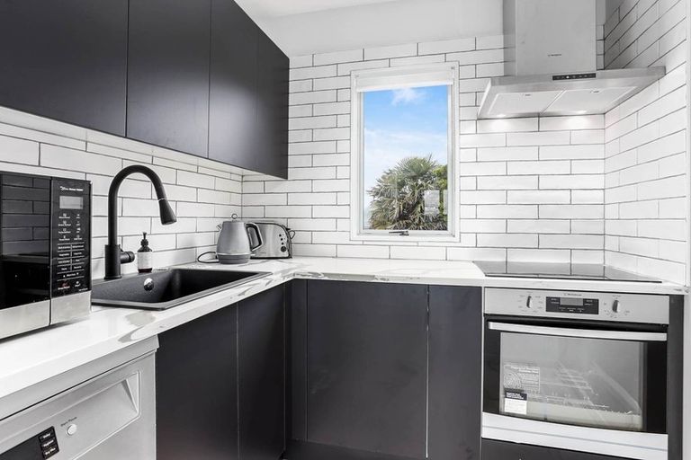 Photo of property in 63 Seaview Road, Castor Bay, Auckland, 0620