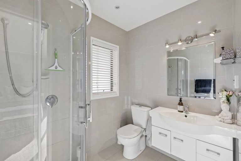 Photo of property in 6 Langstone Place, Chatswood, Auckland, 0626