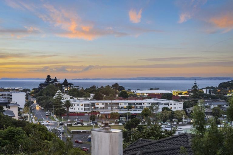 Photo of property in 2/37 Woodlands Crescent, Browns Bay, Auckland, 0630