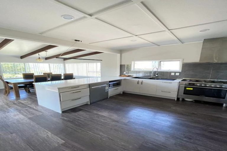 Photo of property in 28 Harrybrook Road, Green Bay, Auckland, 0604