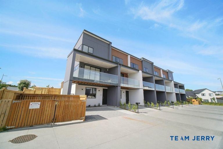Photo of property in 1 Heketara Way, Massey, Auckland, 0614