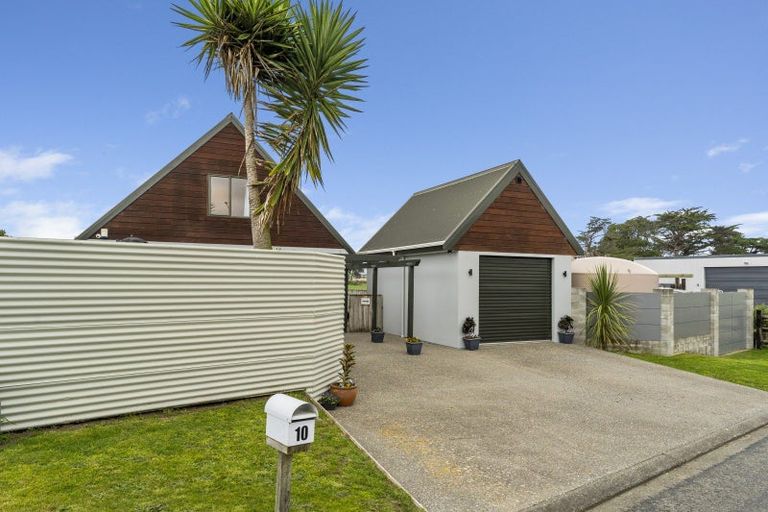 Photo of property in 10 Brendon Drive, Te Horo Beach, Otaki, 5581