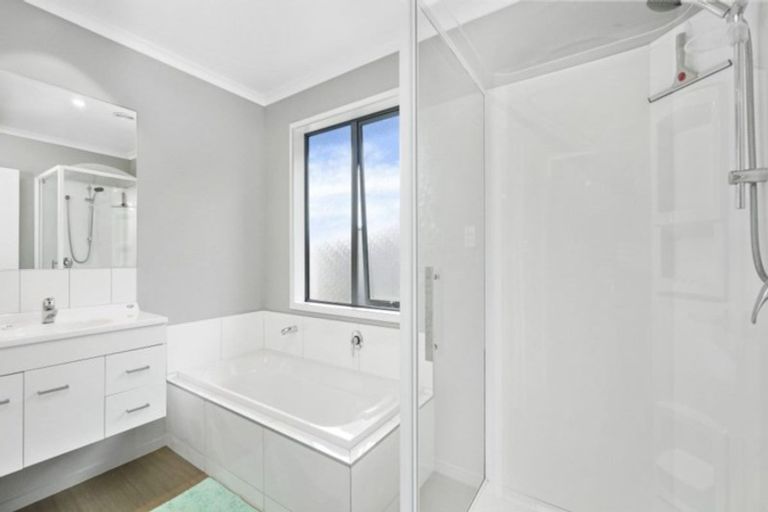 Photo of property in 28 Shillingford Boulevard, Rolleston, 7615