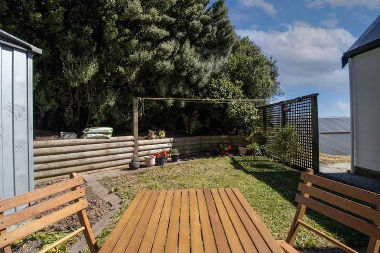 Photo of property in 17a Pimlico Place, Newlands, Wellington, 6037