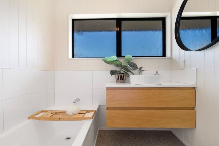 Photo of property in 49 Grand Vue Road, Kawaha Point, Rotorua, 3010