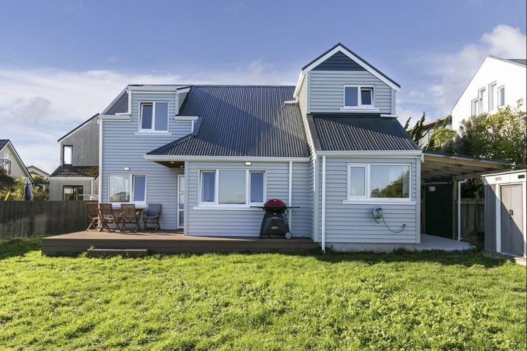 Photo of property in 2b Paratu Way, Strathmore Park, Wellington, 6022