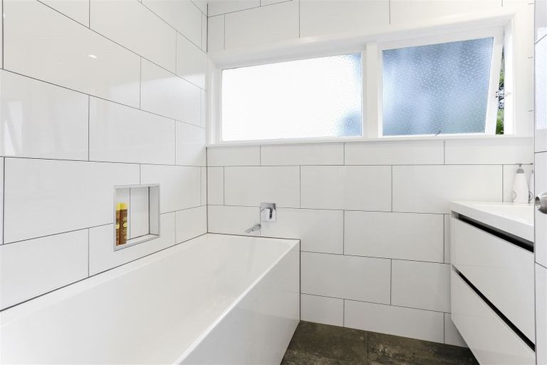 Photo of property in 5 Arahia Street, Northcote, Auckland, 0627