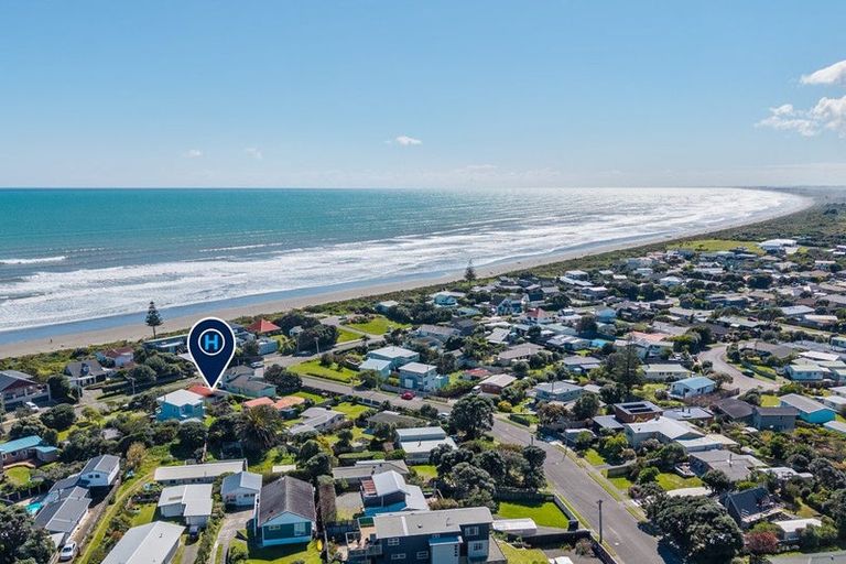Photo of property in 96 Field Way, Waikanae Beach, Waikanae, 5036