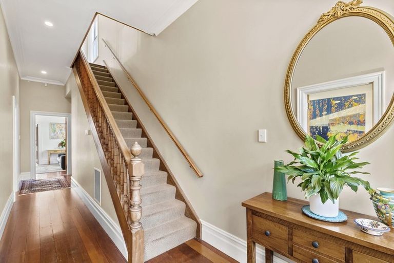 Photo of property in 33 Grove Road, Kelburn, Wellington, 6012