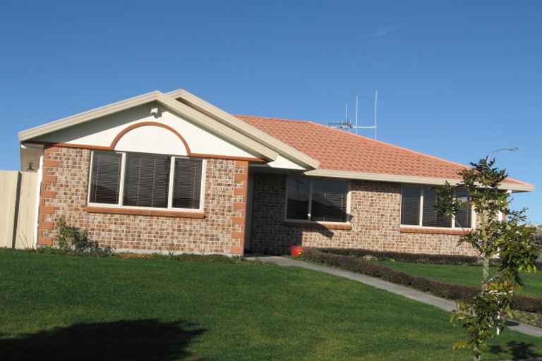 Photo of property in 2 Aldershot Place, Nawton, Hamilton, 3200