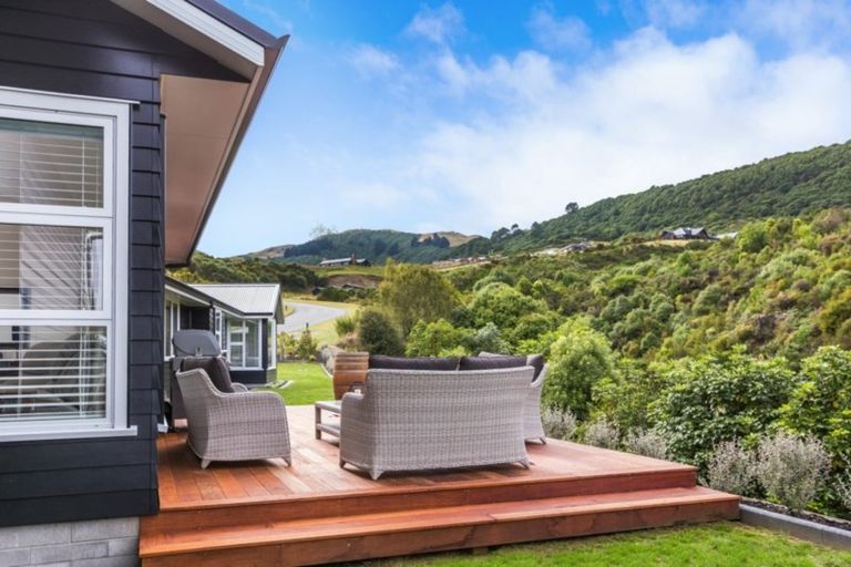 Photo of property in 1 Peregrine Place, Kinloch, Taupo, 3377