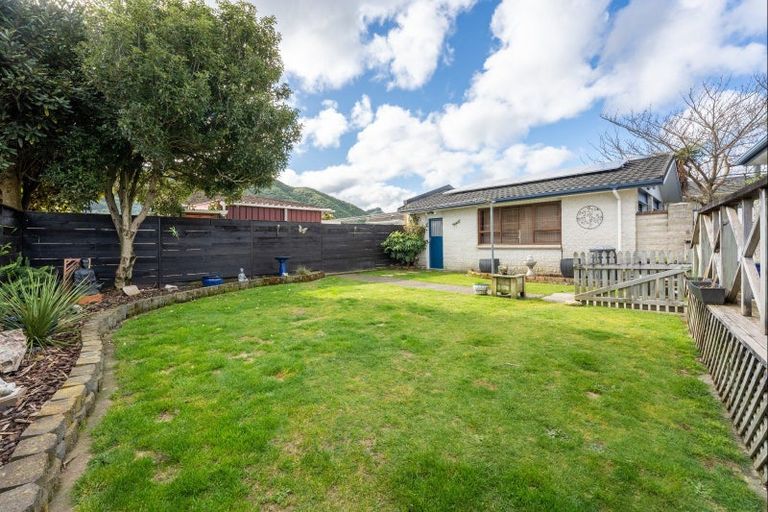 Photo of property in 30 Omaha Grove, Totara Park, Upper Hutt, 5018