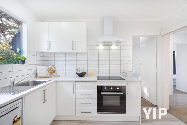 Photo of property in 2/35 Horokiwi Road West, Newlands, Wellington, 6037