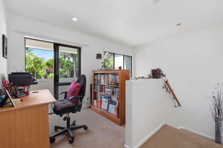 Photo of property in 2/90 Albany Highway, Greenhithe, Auckland, 0632