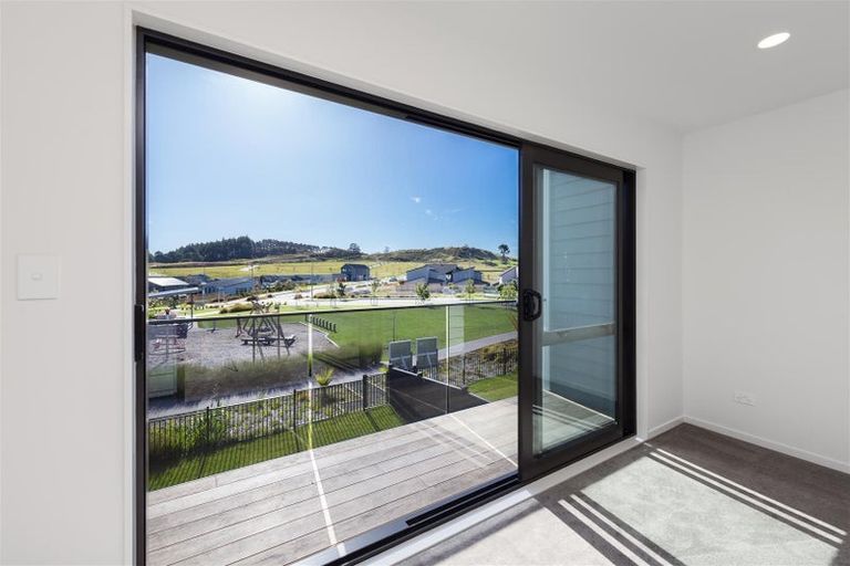 Photo of property in 8 Paparahi Place, Wainui, 0992