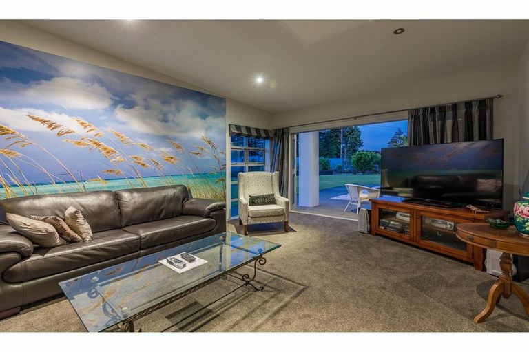 Photo of property in 1 Kotare Heights, Kerikeri, 0230