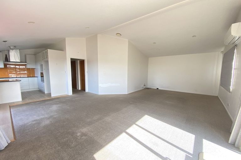 Photo of property in 1/76 Target Road, Totara Vale, Auckland, 0629
