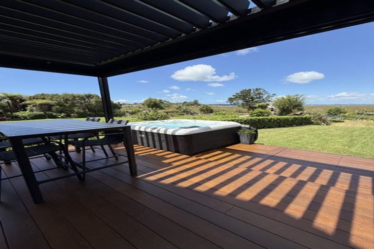 Photo of property in 31 Oakpark Place, West Harbour, Auckland, 0618