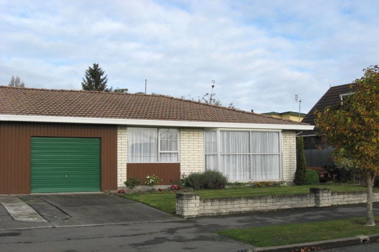 Photo of property in 2/3 Sawtell Place, Northcote, Christchurch, 8052