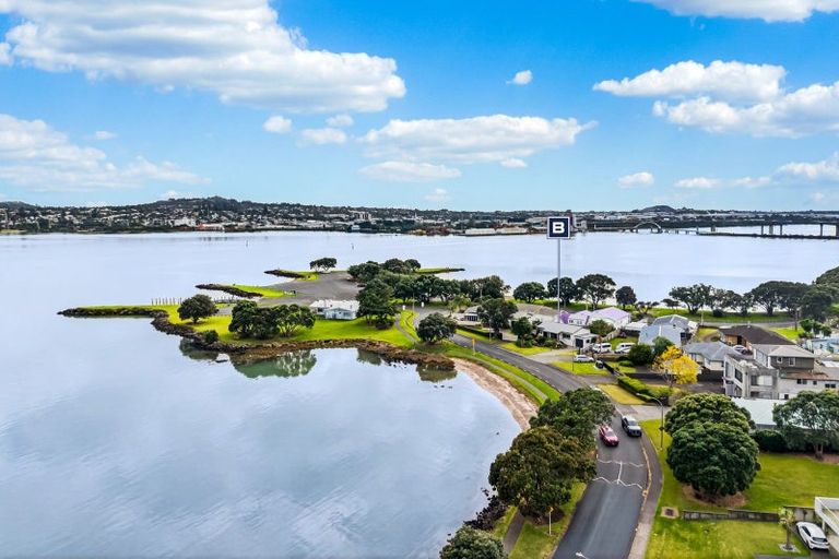 Photo of property in 32b Kiwi Esplanade, Mangere Bridge, Auckland, 2022