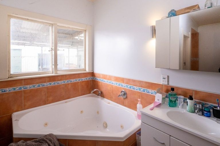 Photo of property in 60 Collins Street, Hawera, 4610