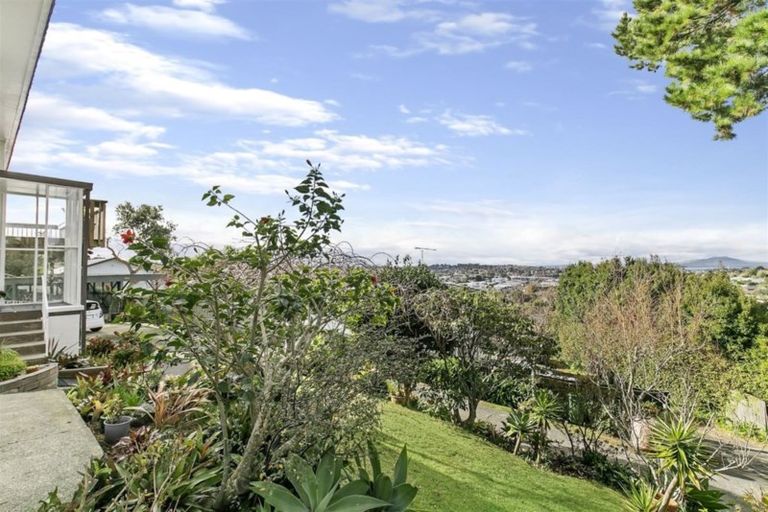 Photo of property in 603 Glenfield Road, Totara Vale, Auckland, 0629