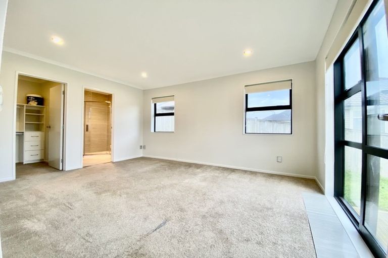 Photo of property in 14 Ray Small Drive, Papakura, 2110