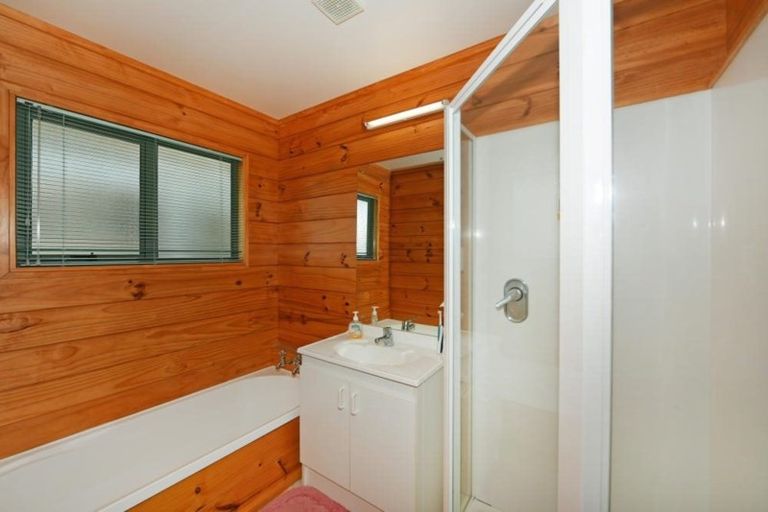 Photo of property in 2 Hillside Drive, Maoribank, Upper Hutt, 5018