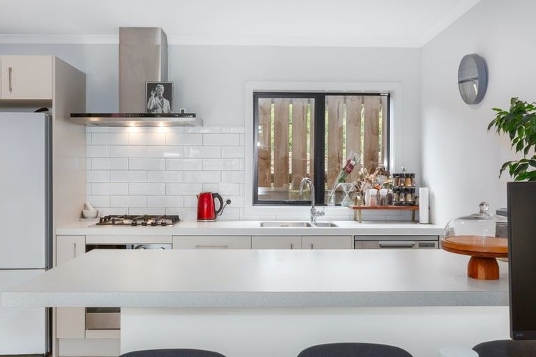 Photo of property in 7/9 Surrey Street, Tawa, Wellington, 5028