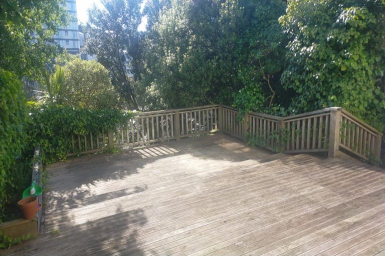 Photo of property in 142 Kelburn Parade, Kelburn, Wellington, 6012