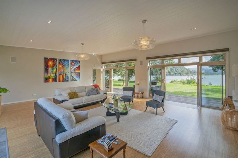 Photo of property in 16 Robinson Road, Whitianga, 3510