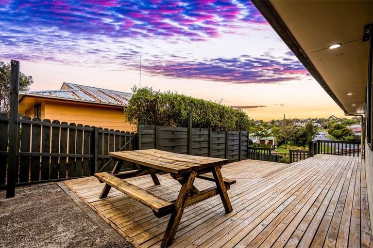 Photo of property in 2/4 Elizabeth Drive, West Harbour, Auckland, 0618