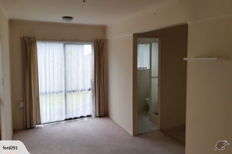 Photo of property in 4229 Great North Road, Glendene, Auckland, 0602