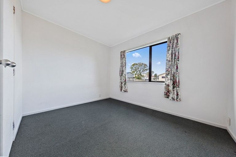 Photo of property in 2/31 Solveig Place, Randwick Park, Auckland, 2105