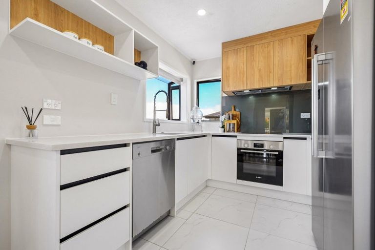 Photo of property in 43 Athena Drive, Totara Vale, Auckland, 0629