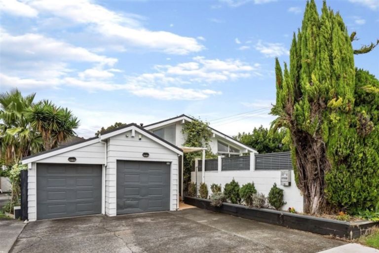 Photo of property in 1/32 Manuka Road, Glenfield, Auckland, 0629