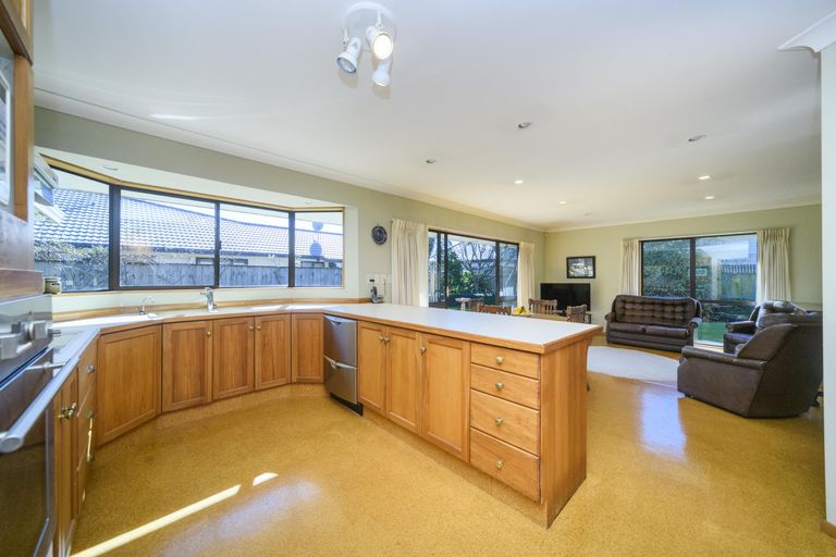 Photo of property in 16 Durham Crescent, Palmerston North, 4414