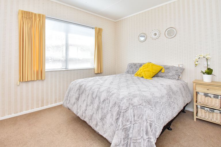 Photo of property in 2/10 Carnoustie Drive, Wattle Downs, Auckland, 2103